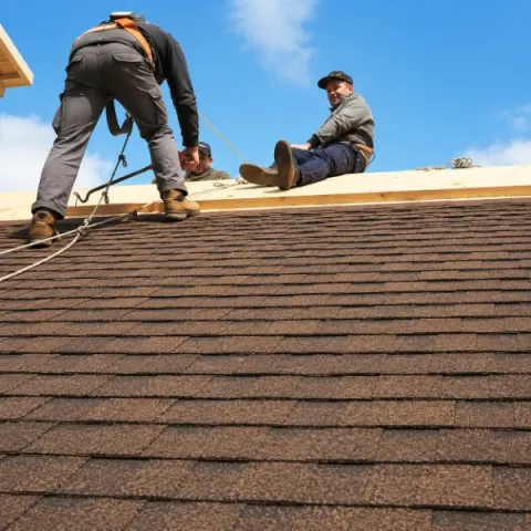 Artisan couvreur Bonnetan réalisant la pose d'une toiture en tuiles