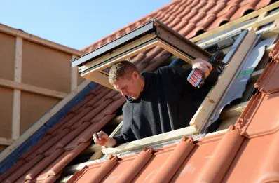 Pose de fenêtre de toit et velux par un couvreur à Bonnetan
